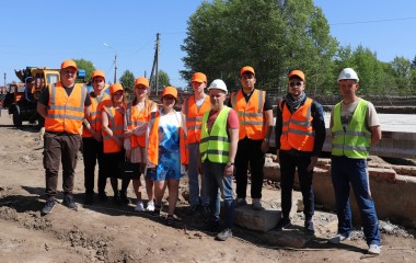 ​Будущие инженеры-строители оценили ход реконструкции моста через реку Коровку в поселке Искра Октября.